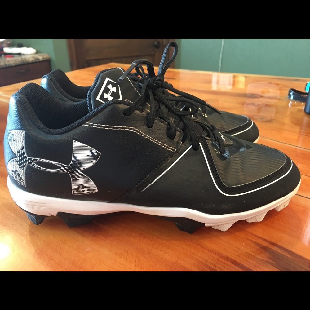 Women’s size 8 under armour softball cleats